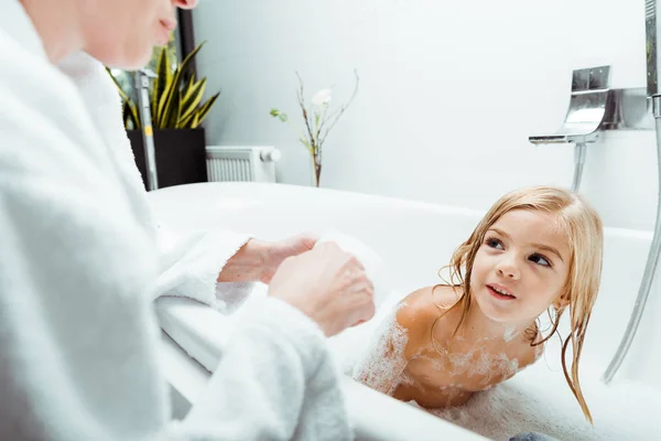 Niño Feliz Mirando Madre Mientras Toma Baño Baño — Foto de Stock