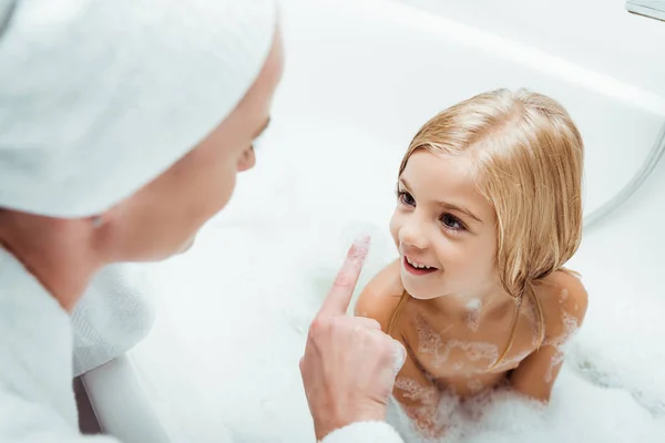Αξιολάτρευτο Παιδί Που Κοιτάζει Μητέρα Στο Μπάνιο — Φωτογραφία Αρχείου