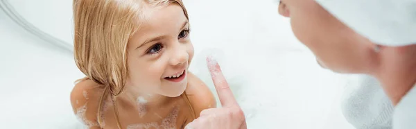 お母さんを浴室で見ている可愛い子供のパノラマ写真 — ストック写真