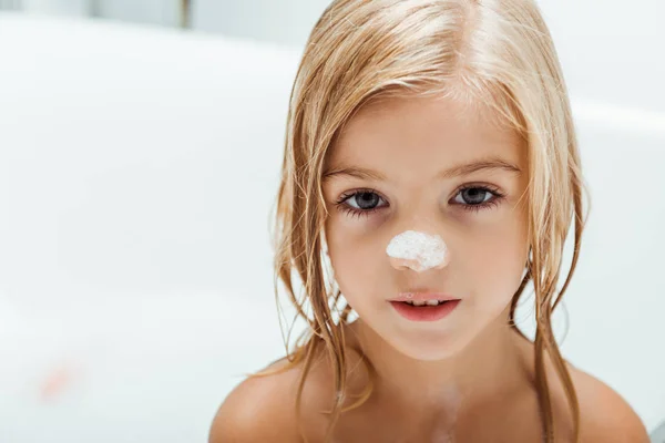 Χαριτωμένο Γυμνό Αφρό Μπάνιου Για Παιδί Μύτη Λαμβάνοντας Μπάνιο Στο — Φωτογραφία Αρχείου