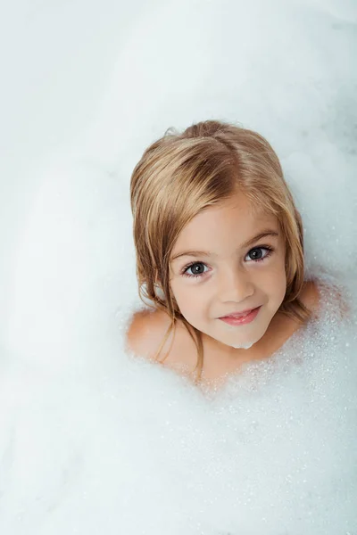 俯瞰可爱的孩子洗澡和在家里看相机的场景 — 图库照片