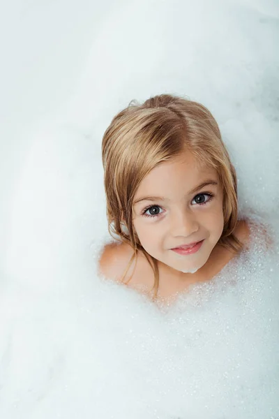 Vista Aérea Lindo Niño Tomando Baño Mirando Cámara Casa — Foto de Stock