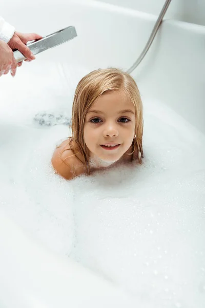 可爱的赤身裸体的孩子在母亲旁边的浴室洗澡 — 图库照片