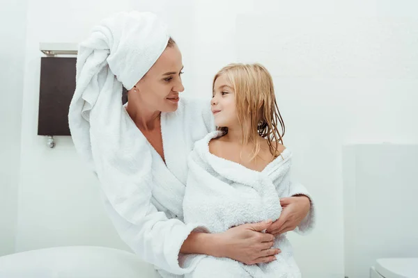快乐的妈妈用毛巾抱着可爱又湿的女儿 — 图库照片