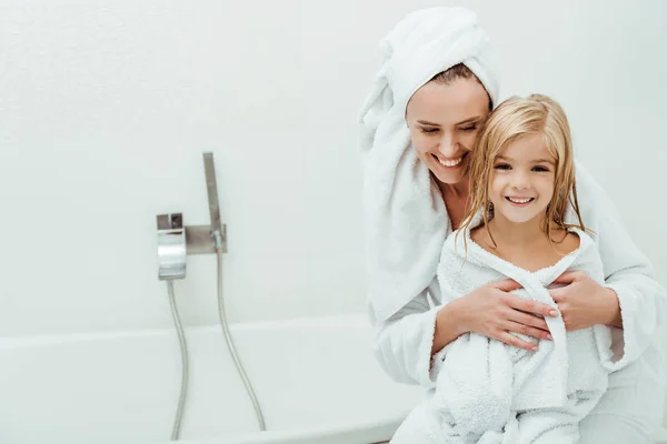 Mãe Feliz Sorrindo Abraçar Filha Bonita Roupão Banho — Fotografia de Stock