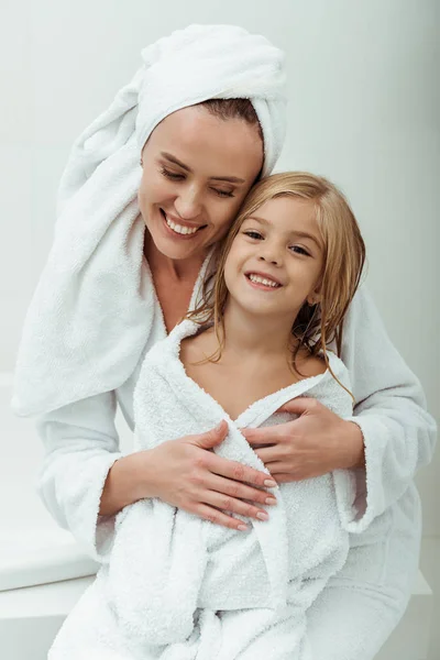 Mãe Feliz Sorrindo Enquanto Abraça Filha Banheiro — Fotografia de Stock