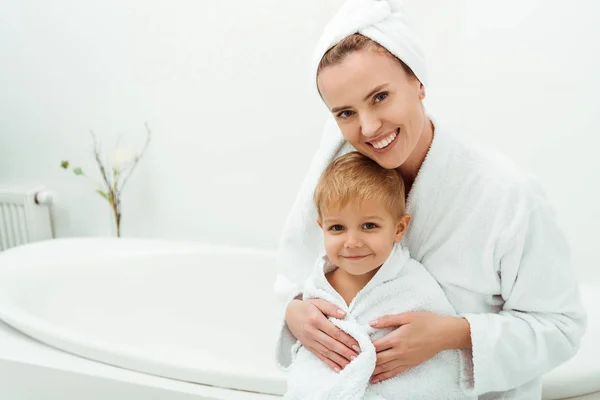 Feliz Madre Sonriendo Mientras Abraza Niño Baño — Foto de Stock