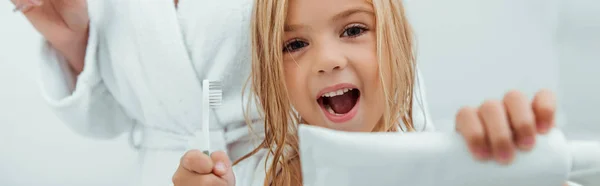 Πανοραμική Λήψη Του Χαριτωμένο Παιδί Κρατώντας Οδοντόβουρτσα Και Οδοντόκρεμα Κοντά — Φωτογραφία Αρχείου