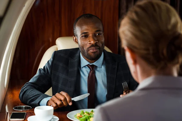 Selective Focus African American Businessman Businesswoman Tasty Salad Private Plane — Stock Photo, Image