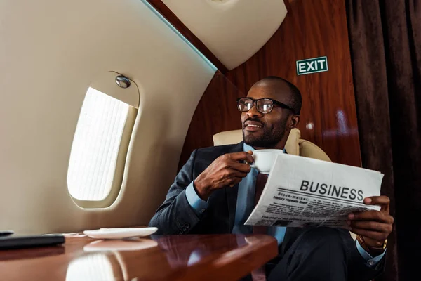 Enfoque Selectivo Hombre Negocios Afroamericano Gafas Celebración Periódico Negocios Taza — Foto de Stock