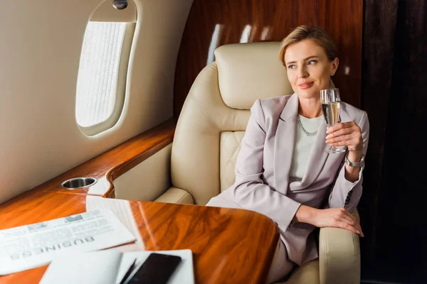 Mulher Negócios Feliz Segurando Copo Champanhe Avião Privado — Fotografia de Stock