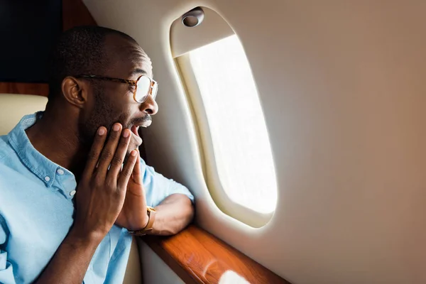 Izgatott Afro Amerikai Férfi Szemüvegben Nézi Repülőgép Ablak — Stock Fotó