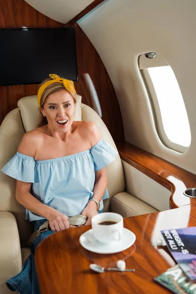 民間航空機での飛行を恐れている女性の選択的焦点 — ストック写真