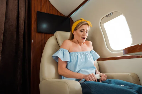 Φοβισμένη Γυναίκα Φόβο Της Πτήσης Αγγίζοντας Ζώνη Ασφαλείας Ιδιωτικό Αεροπλάνο — Φωτογραφία Αρχείου