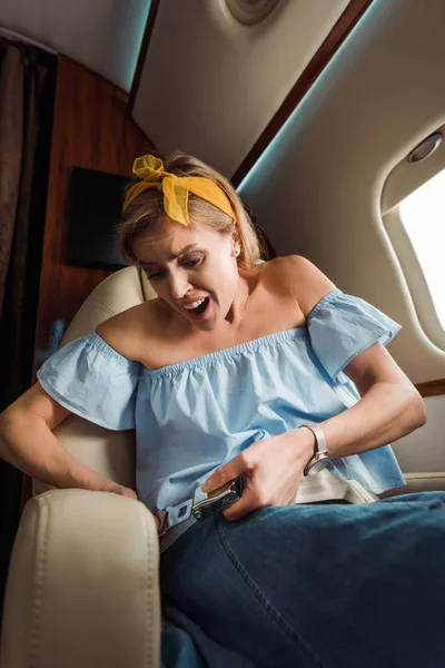 Mujer Aterrorizada Tocando Cinturón Seguridad Avión Privado — Foto de Stock