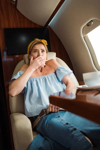 Selective Focus Scared Woman Fear Flight Covering Mouth Flight Private — Stock Photo, Image