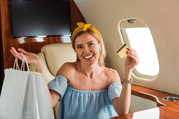 Alegre Chica Sosteniendo Tarjeta Crédito Bolsas Compras Avión Privado — Foto de Stock