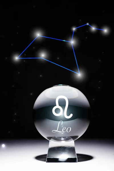 Bola Cristal Con Signo Del Zodíaco Leo Aislado Negro Con — Foto de Stock