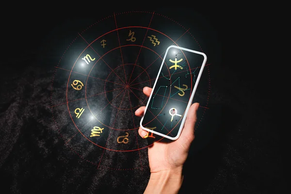 Vista Cortada Astrologer Segurando Smartphone Com Signos Zodíaco Pano Veludo — Fotografia de Stock