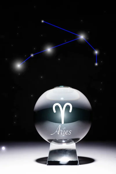 Bola Cristal Con Signo Del Zodíaco Aries Aislado Negro Con — Foto de Stock