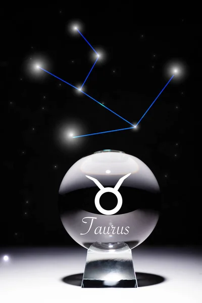 Kryształowa Kula Znakiem Zodiaku Taurus Odizolowana Czarno Konstelacją — Zdjęcie stockowe