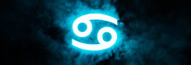 Mavi ışıklı kanser burcu. Arka planda duman, panoramik çekim.