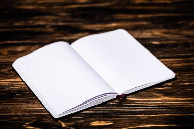 Tahta masanın üzerinde boş bir kitap