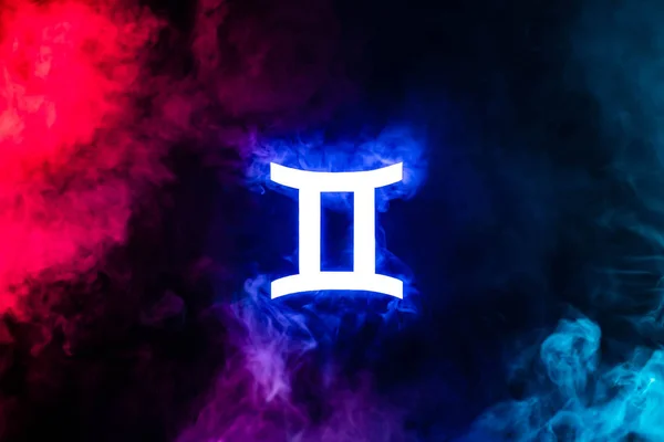 Niebieski Podświetlany Znak Zodiaku Gemini Kolorowym Dymem Tle — Zdjęcie stockowe
