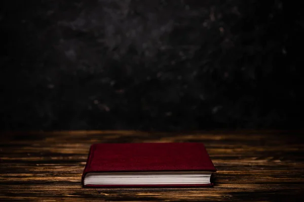Rood Boek Houten Tafel Zwarte Achtergrond — Stockfoto