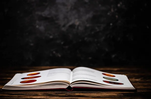 Buka Buku Astrologi Atas Meja Kayu — Stok Foto