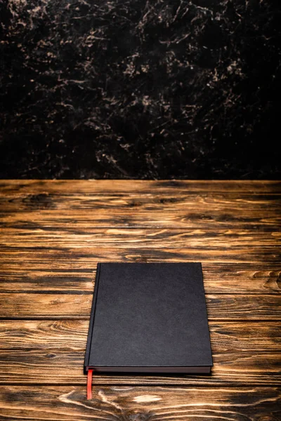 Czarna Książka Drewnianym Stole — Zdjęcie stockowe
