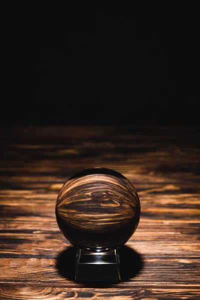 Kristallkugel Auf Holztisch Auf Schwarzem Hintergrund — Stockfoto