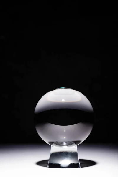 Bola Cristal Sobre Superficie Blanca Sobre Fondo Negro — Foto de Stock