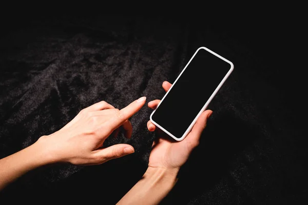 Przycięty Widok Kobiety Trzymającej Smartfona Pustym Ekranem Czarnym Aksamitnym Materiale — Zdjęcie stockowe