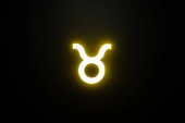 gelb beleuchtetes Taurus Tierkreiszeichen isoliert auf schwarz