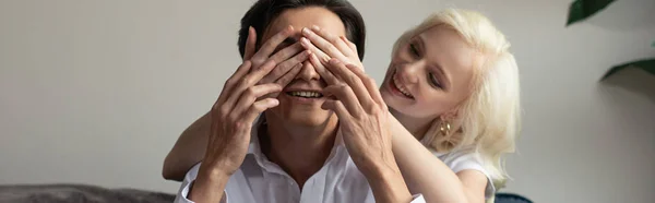 Glimlachend Meisje Bedekken Ogen Naar Vriendje Thuis Panoramisch Schot — Stockfoto