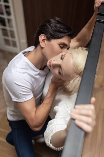 Selective Focus Man Kissing Attractive Girlfriend Balcony Railing — Stock Photo, Image