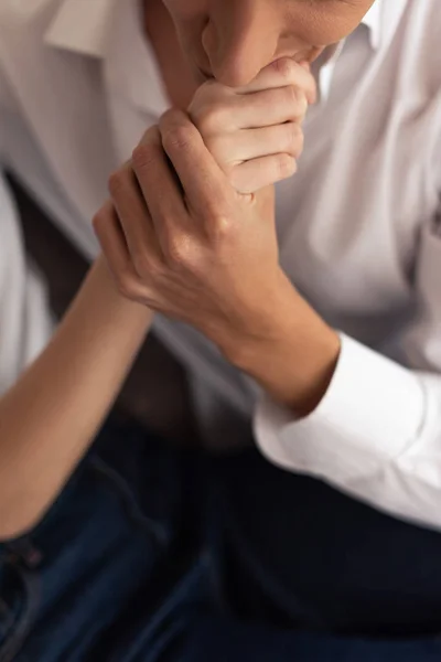 Vista Ritagliata Dell Uomo Baciare Mano Della Ragazza — Foto Stock