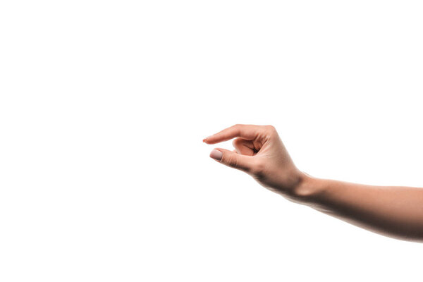обрезанный вид женщины показывая маленький знак с пальцами изолированы на белом
 
