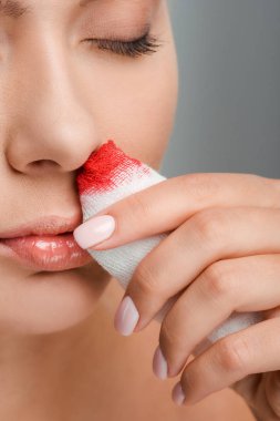 Kırsal bölgede yaralı bir kadının sargı bezi ve kan izole edilmiş bir görüntüsü var. 