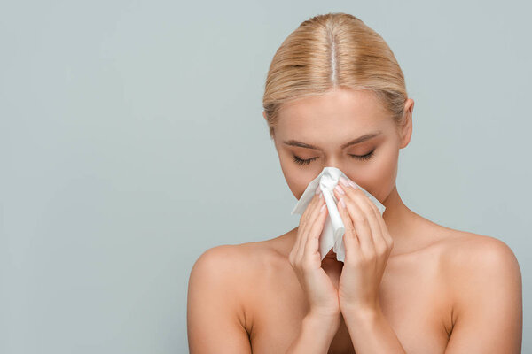 обнаженная девушка с закрытыми глазами, держащая ткани изолированы на серый
 