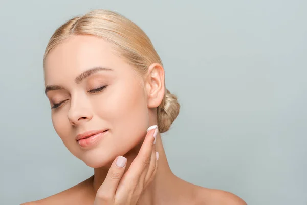 Mujer Desnuda Feliz Aplicando Crema Facial Aislada Gris — Foto de Stock