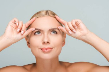 Gri renkte, temiz yüze dokunan güzel bir kadın. 