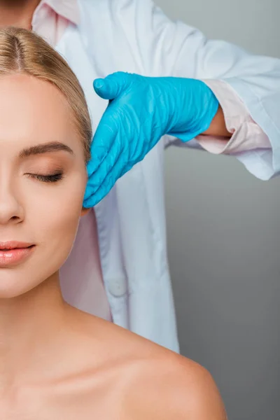 Vista Cortada Esteticista Luva Látex Azul Tocando Mulher Templo Com — Fotografia de Stock