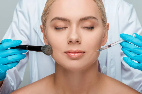 Vista Cortada Esteticista Luvas Látex Segurando Escova Cosmética Seringa Perto — Fotografia de Stock