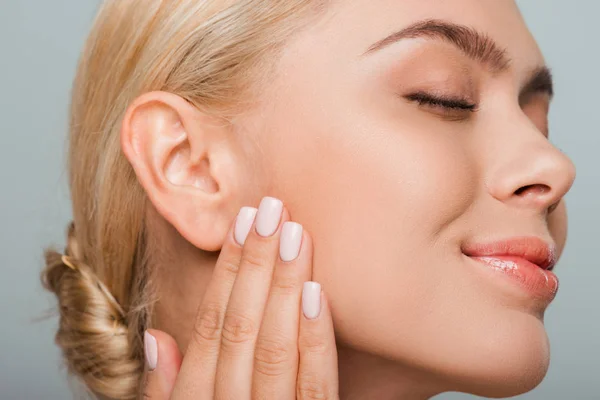 Aantrekkelijke Vrouw Met Blush Wang Geïsoleerd Grijs — Stockfoto