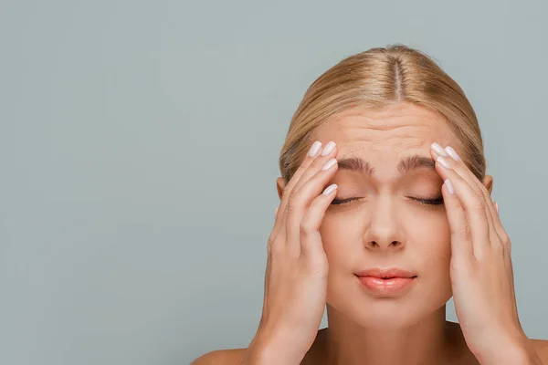 Mujer Con Arrugas Cara Aislada Gris —  Fotos de Stock