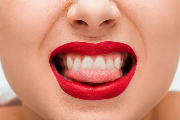 Vista Cortada Mulher Com Lábios Vermelhos Salientando Língua Isolada Branco — Fotografia de Stock