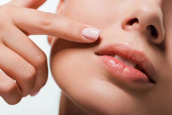 Bijgesneden Beeld Van Vrouw Wijzend Met Vinger Naar Lippen Geïsoleerd — Stockfoto