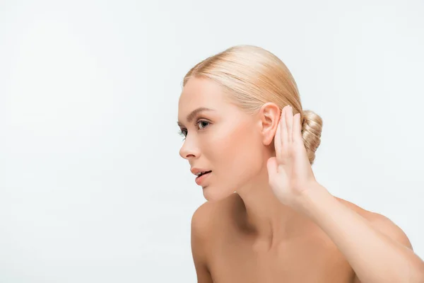 Mujer Joven Desnuda Tocando Oído Mientras Escucha Aislado Blanco — Foto de Stock